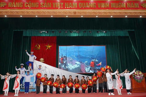 THẦY TRÒ TRƯỜNG THCS LÊ QUÝ ĐÔN BIỂU DIỄN VĂN NGHỆ CHÀO MỪNG TẠI HỘI NGHỊ TỔNG KẾT NĂM HỌC 2023-2024, TRIỂN KHAI NHIỆM VỤ NĂM HỌC 2024-2025 NGÀNH GD&ĐT HUYỆN.