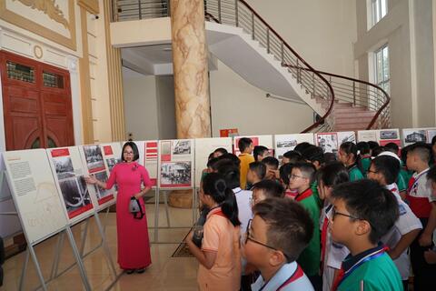 HỌC SINH TRƯỜNG THCS LÊ QUÝ ĐÔN THAM GIA TRIỂN LÃM ẢNH VỀ BÁC HỒ TẠI NHÀ VĂN HÓA HUYỆN KIM ĐỘNG