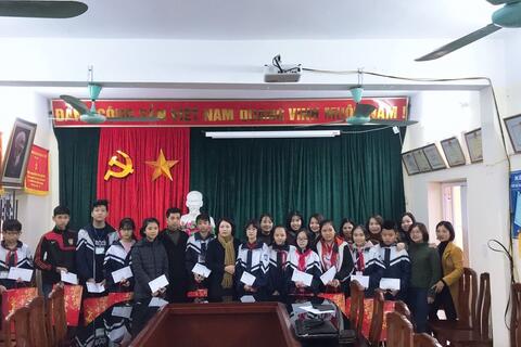 TẶNG QUÀ TẾT CHO HỌC SINH VƯỢT KHÓ DỊP XUÂN CANH TÝ 2020 CỦA TRƯỜNG THCS LÊ QUÝ ĐÔN