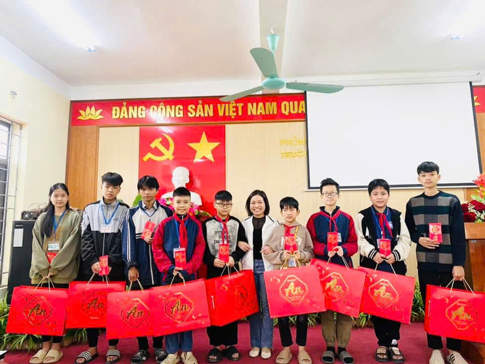 Tặng Quà Tết Cho Học Sinh Tại Trường THCS Lê Quý Đôn