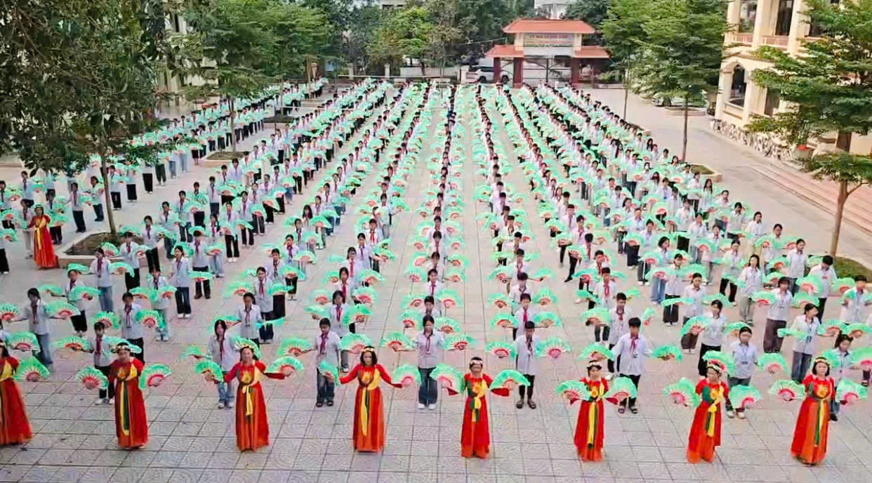 BẢO TỒN VĂN HÓA CỘI NGUỒN: ẤN TƯỢNG MÀN ĐỒNG DIỄN MÚA CHÈO CỦA HÀNG TRĂM HỌC SINH THCS LÊ QUÝ ĐÔN