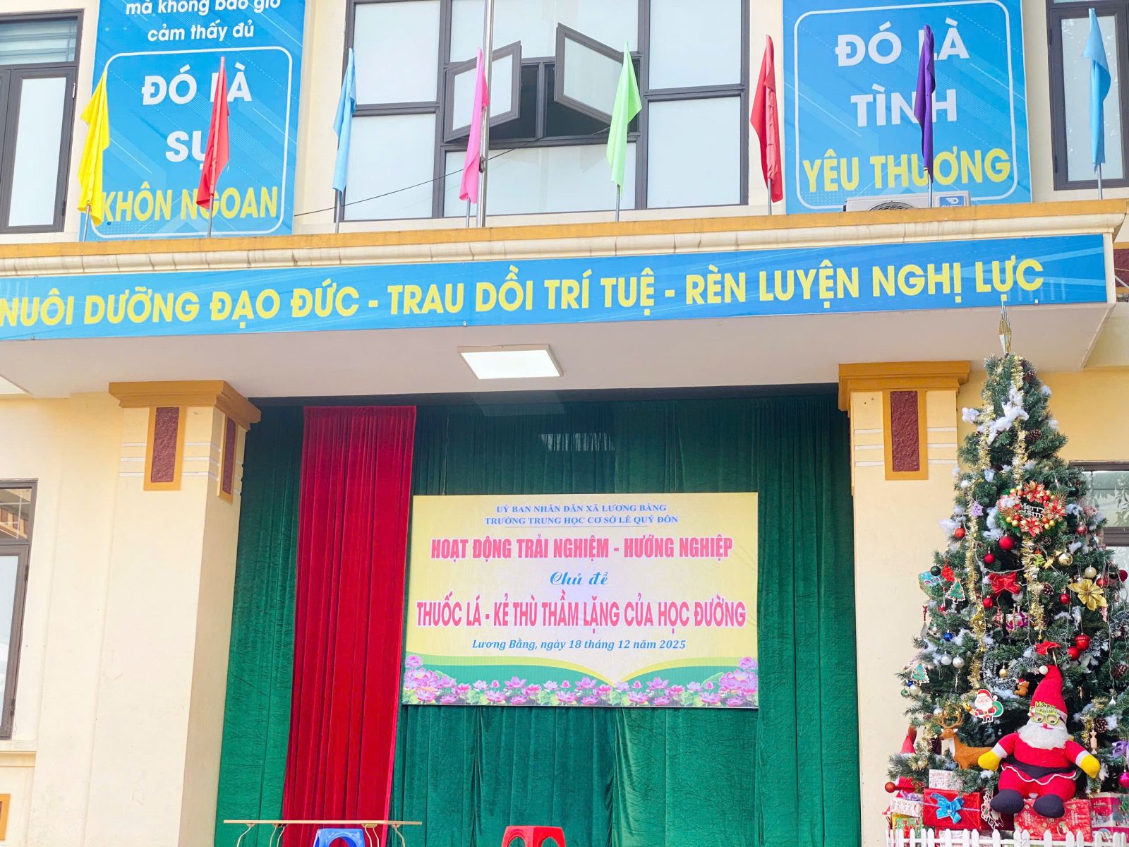 TRƯỜNG THCS LÊ QUÝ ĐÔN: SÔI NỔI HOẠT ĐỘNG TRẢI NGHIỆM VỚI CHỦ ĐỀ "THUỐC LÁ - KẺ THÙ THẦM LẶNG CỦA HỌC ĐƯỜNG"