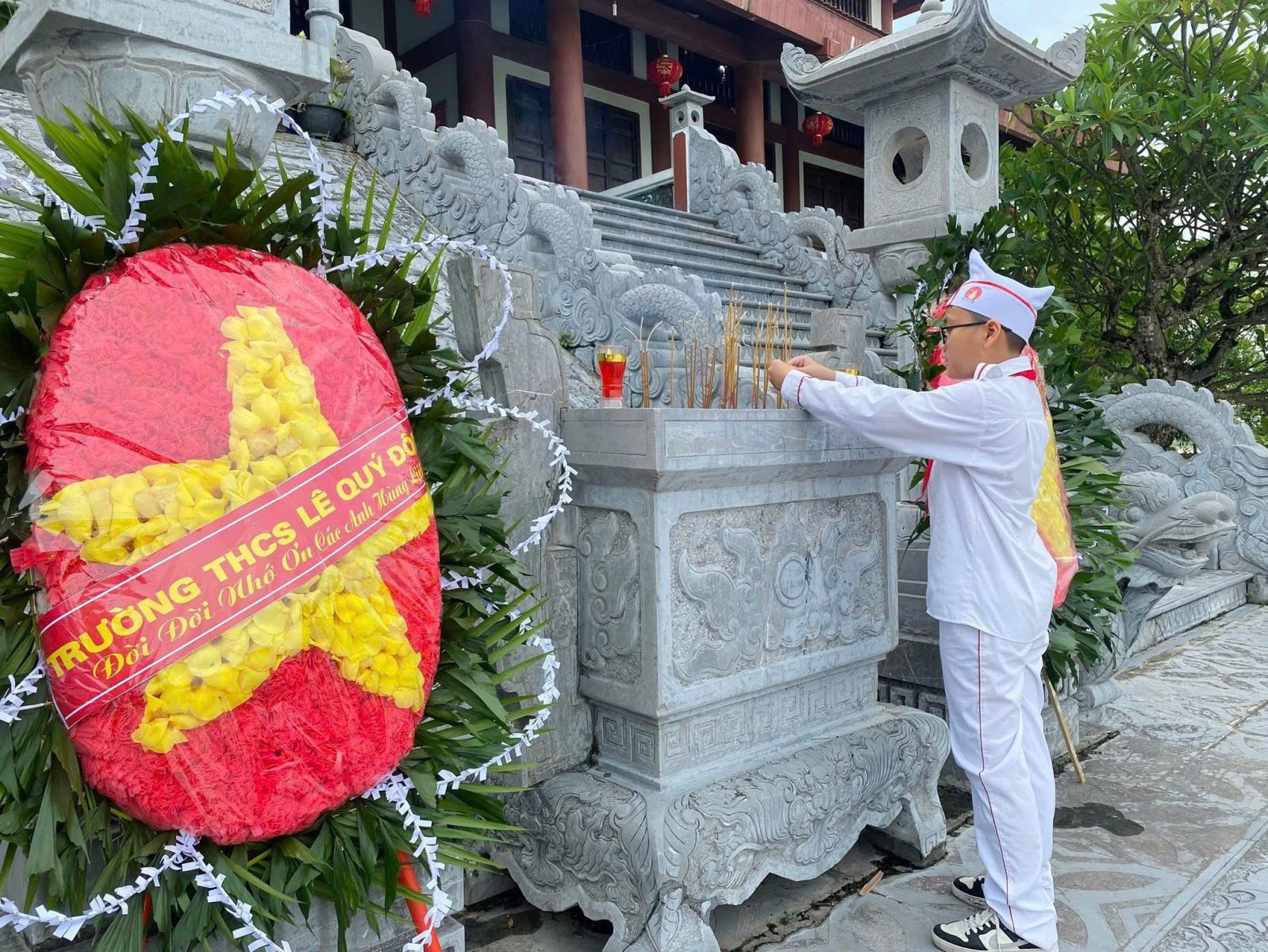 TRƯỜNG THCS LÊ QUÝ ĐÔN DÂNG HƯƠNG TẠI ĐỀN THỜ CÁC ANH HÙNG LIỆT SĨ