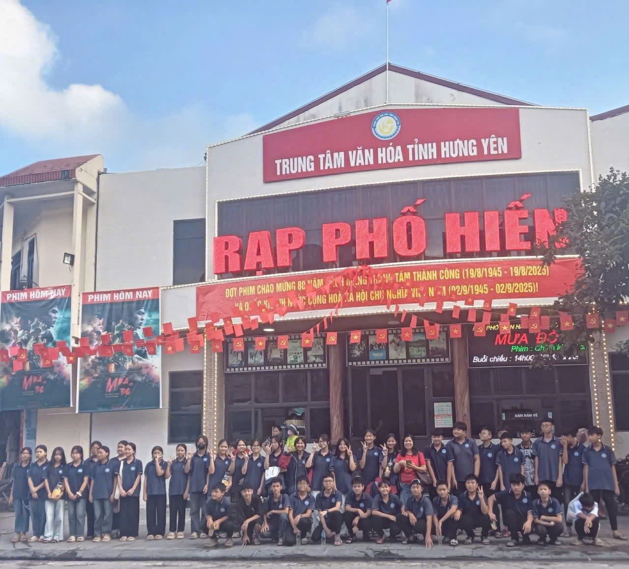 HOẠT ĐỘNG NGOẠI KHOÁ: XEM PHIM "MƯA ĐỎ" - NHỮNG CẢM XÚC KHÔNG NÓI THÀNH LỜI