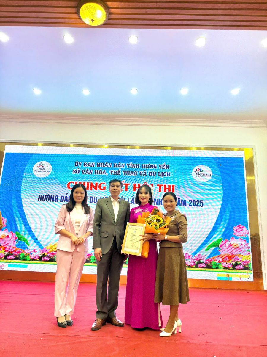 Cô giáo Doãn Thị Nguyệt trường THCS Lê Quý Đôn xuất sắc giành giải Nhì tại Cuộc thi “Hướng dẫn viên du lịch giỏi tỉnh Hưng Yên năm 2025”